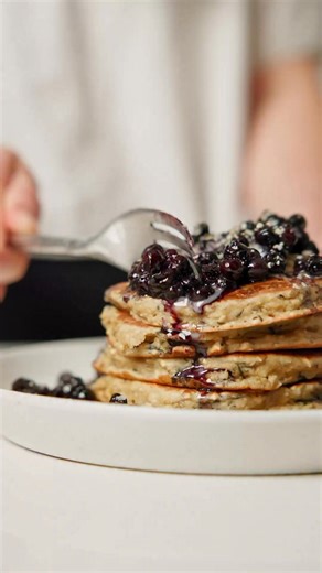 [SAVE THIS] 🥞Try my feel-good oat pancakes. My family loves them — and we reheat leftovers in the toaster for busy mornings 🙌✨ FEEL-GOOD OAT PANCAKES ✨Serves 4–6Dry ingredients: • 2 cups oats • 1 cup almond flour • 1 cup oat flour • ½ cup hemp hearts • 1 tsp baking powder • 1 tsp baking sodaWet ingredients: • 2 large bananas, mashed • 3 eggs, whisked • 1 tsp almond extract • ½ cup Greek yogurt • 1.5–2 cups milk of choice or waterToppings: • 1 cup frozen wild blueberries • Optional: ¼ cup choco