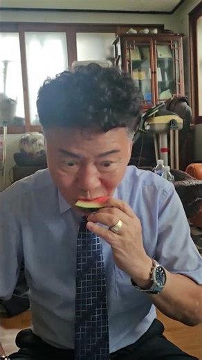 수박을 먹는 유형 79세 아빠 #수박먹방 #korea #웃긴영상 #watermelon #79 years old #mukbang #Hilarious