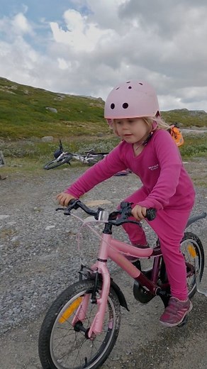 Minaogmeg on Instagram: "Det er mye du skal lære deg lille menneske på din ferd i livet og på tur. Og på den ferden så kommer det til å bli massevis med skrubbsår. Både på kroppen og i hjertet. Og når vi legger ut på en 70 dagers ekspedisjonstur sammen hele sirkuset, ja, da er det ikke annet å forvente at vi også her får oss noen sånne skrubbsår. Så vi ønsker de sårene velkommen. Vi trenger også slike opplevelser med skrubbsår skal vi klare å møte på livets mange kronglete stier og humper på en 