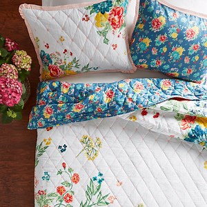 These Bestselling Pioneer Woman Comforter Sets Are Just $25 Right Now