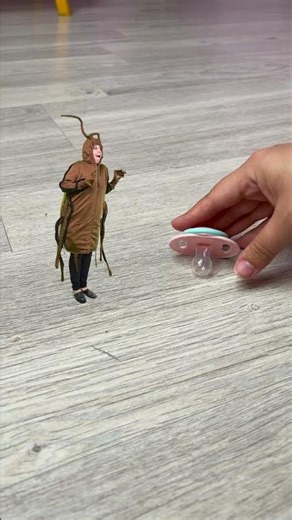 Battle of the Bugs: Who's Hungry First? 🍽️🪳👧