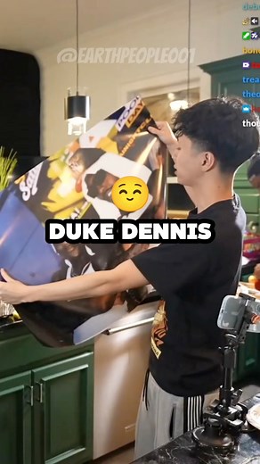 Rey Really Kissed the Pic in Front of Tylil 😭💀. #Tylil #DukeDennis #Reggie #Ray #viral #Fyp | Earth People