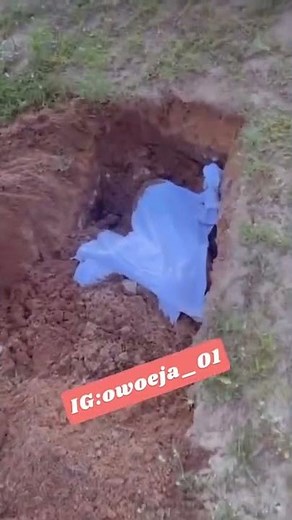 Nigerian women buried alive for a movie scene