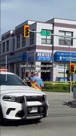 Moto termina colgando de un semáforo tras choque en Canadá
