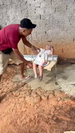 VOAA | sua vaquinha com asas on Instagram: "A Ayla era uma bebê saudável, curiosa e cheia de vida. Já estava começando a falar, sorria pra tudo e amava a hora das refeições. Mas aos 1 ano e 4 meses, um grave acidente por afogamento mudou tudo. Ela sofreu uma parada respiratória, ficou 115 dias internada, passou por procedimentos invasivos e voltou pra casa com sequelas. Hoje, aos 2 anos, Ayla não consegue mais se alimentar pela boca e precisa de cuidados e terapias constantes para tentar recuper