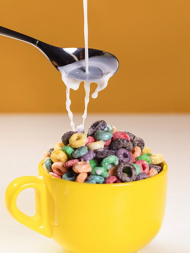 📸 Make your #Instagram and #photo gallery irresistible with #stunning #food photos! These 5 top #tips are sure to get you compliments! 🥛 Place your phone in a glass to capture dynamic splashing scenes. 📒 Use a cookbook as a prop. 🍴 Use reflective #kitchenware (like knives or silver trays) for a mirror effect. 🍽️ Use a white plate as a reflector for better lighting. 🤳 Flip your phone upside down for more #creative angles. *The standard size of a photo or image that can be inserted into the 