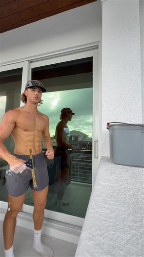 Luxury homes deserve luxury service✨ Today the Handy Hunks were on Marco Island, working on a multi-million dollar home — delivering spotless results inside and out. 🏝️💎 We cleaned all interior and exterior windows using our traditional squeegee method and our pure water fed pole system for a streak-free shine that matches the home’s perfection. When it comes to Southwest Florida’s most luxurious homes, the Handy Hunks are the team trusted to make them shine. 💪🏠 📍Serving all of SWFL 🧼 Wind