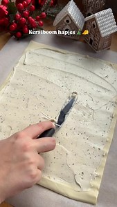 Kerstboom bladerdeeghapjes 🎄 Het perfecte feestdagen borrelhapje: snel, simpel en zó lekker. Bewaar dit voor je kerstborrel, iedereen gaat dit maken. Dit heb je nodig (voor 10 kerstboompjes): 🥐 2 rollen bladerdeeg 🥐 200 g roomkaas met kruiden 🥐 5 plakken kaas 🥐 6 plakken ham 🥐 Gesmolten kruidenboter 🥐 Satéprikkers 🥐 Dik stuk kaas om sterretjes uit te steken ⭐️ Zo maak je ze: 1️⃣ Verwarm de oven voor op 200°C. 2️⃣ Rol 1 vel bladerdeeg uit en smeer in met roomkaas met kruiden. 3️⃣ Verdeel 