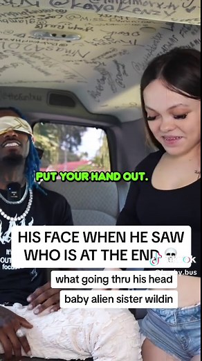 Baby Alien Sister Surprise on the Fan Bus