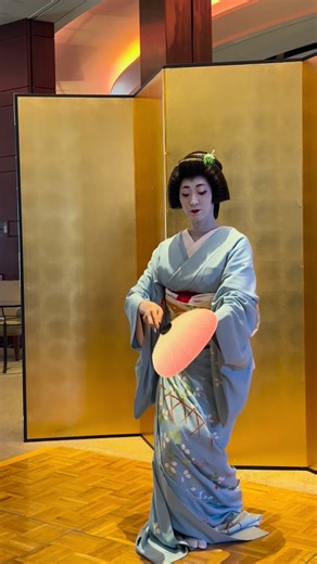 @kuumill on Instagram‎: "Both maiko and geisha also adorn their hairstyles with a variety of hairpins and ornaments that hang from the hair, called “kanzashi.” The kanzashi worn by maiko are usually very elaborate, large, and often decorated with gold or jewels. Kanzashi worn by geisha are also decorative but usually much smaller and more refined and understated. #京都 #kyoto #교토 #क्योटो #Kioto #Кјото #Киото ‎#كيوتو #そうだ京都行こう #京都写真部 #絶景京都 #着物 #舞妓 #kimono #花街 #日本髪 #まい京都 #芸妓さん #舞妓さん"‎