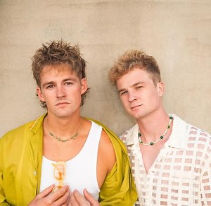 GOOD DAY - Surfaces - LETRAS.COM