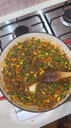 🥘 $20 Dinners: Day 7 – Savoury Mince Magic! The recipe is in the comments. ⬇️ Tonight, we’re diving into the ultimate comfort food hero – Savoury Mince! 🙌 Packed with juicy beef mince, colourful veggies, and a rich, flavour-packed sauce, this one-pan wonder is perfect for busy weeknights. Serve it over creamy mash, fluffy rice, crispy toast, or even tuck it into a golden pie. 💛 It’s budget-friendly, belly-filling, and guaranteed to have everyone asking for seconds. Who’s ready for a taste of 