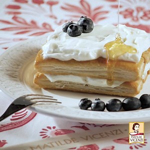 The easiest Millefoglie cake: my Millefoglie d'Italia's, cheesecake cream and fresh blueberries. Keep it simple, dear friends! | Matilde Vicenzi