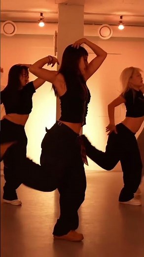 Best Afrobeat dancers perform Terror D's “Sensational” ‪@afrobeatscentral‬