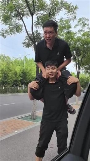 #日常损友 🤣这损友说要体验\"高人一等\"，结果我腰快断了！谁懂这种快乐？
