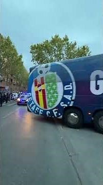 Ambiente caldeado en los aledaños del Coliseum: "P*** Real Madrid*"