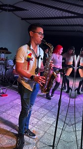 Nuestro saxsofonista Raulito interpretando Palo Hueco, es todo un crack. MUSICAL ROLAND LOS REYES DE LA PUNTA. YO SOY ROLAND Y TÚ. | Los Roland De La Ceiba