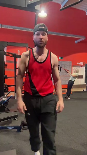 T-shirt de sport à compression, léger et respirant, idéal pour la musculation, le cardio ou la course. Sa coupe ajustée épouse le corps sans gêner les mouvements, tandis que le tissu à séchage rapide évacue la transpiration pour rester au sec pendant l’effort. Confortable, polyvalent et adapté à toutes les saisons, c’est un basique efficace pour l’entraînement. #musculation #entrainement #compressionshirt