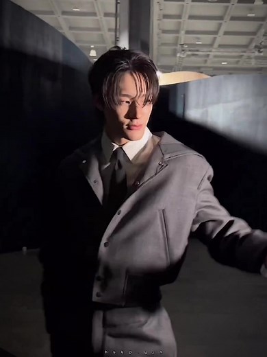 Jeno posing for his fansites will literally be the death of me 😭 #jeno