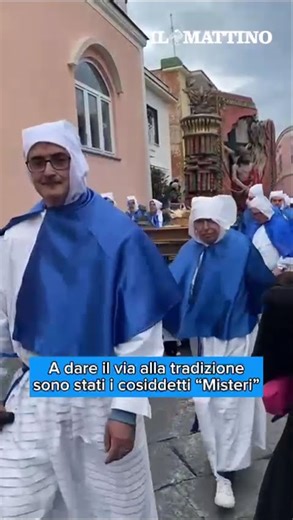 Procida, ecco la storica processione del Venerdì Santo: la sfilata dei 43 carri