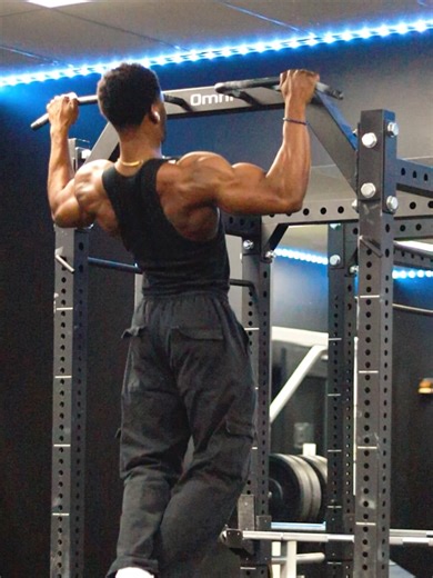 Peter on Instagram: "🔥 MASSIVE BACK WORKOUT🔥 ✔️Swipe left to see full workout ✅ Like, save, & share with a friend. ✔️ Follow for daily workouts. 🔔 Turn on post notifications. 1️⃣ Bodyweight pullups: 3 sets | 8-10 2️⃣ Close Grip Underhand Lat Pull Down: 3 sets | 10 reps The last set is a single drop set! 3️⃣ Dumbbell Row: 3 sets | 10 reps 4️⃣ Smith Barbell row: 3 sets 8-10 reps 5️⃣ Seated Neutral Grip Cable Row: 3 sets | 8-10 reps The last set is a single drop set! ⏱ rest 60-90 seconds between