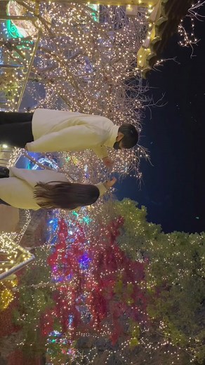 可愛いカップルのイルミネーションデート