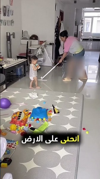 الأب ينظف البيت وزوجته فعلت شيء صادم 😳