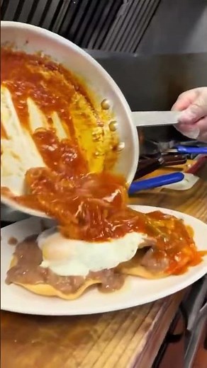 ¡Los auténticos chilaquiles al albañil que levantan a cualquiera! 🌶️🔨