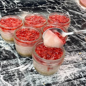 142K views · 2.3K reactions | Dessert aux fraises hyper frais et sans gélatine  Ingrédients : Base : 150g de spéculos 40g de beurre Crème : 500g de fraises 600ml de lait 40g de maïzena 80g de sucre 300g de Fraises 1 c.à.a de jus de citron 50g de sucre | Deli Cuisine | Facebook