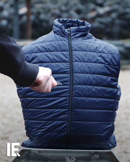 This stab- and bulletproof down vest will keep you warm and save your life. 🛡️ #safetygear #bulletproofvest #innovativewear #PersonalSafety #bulletprooftech 📽️: Youtube/ Semper Invicta | Interesting Engineering