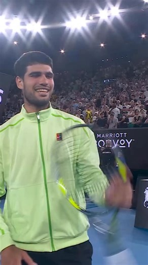 🎾😯 “¿Hay algo que Carlitos no haga bien?”: los malabarismos de Alcaraz con la raqueta en el Open de Australia tras pasar a semifinales No conforme con el espectáculo ofrecido durante el duelo ante Álex de Miñaur en cuartos de final, el tenista español destapó otra de sus habilidades con la raqueta. Finalizó el 2025 como número uno del mundo, y ahora ya está en las semifinales del Australian Open, algo que ha logrado por primera vez. Lo que no es novedad, es su amplio repertorio de trucos con l