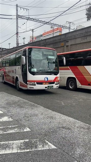 神姫バスを追い抜く神姫バス