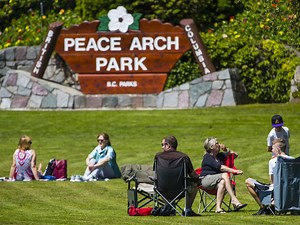 Traffic chaos, overwhelming crowds leads to closure of Peace Arch provincial park