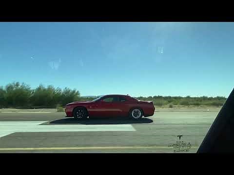 Tesla Model S Plaid vs 1000hp Hellcat Challenger