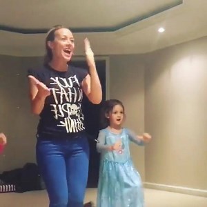 255K views · 8K reactions | Tú mi complemento, mi media naranja... ¡¡¡Cómo olvidar esa cancion!!! 20 años después, Fey le enseña a bailar a su pequeña hija la coreografía de esta canción. | Estilo DF | Facebook