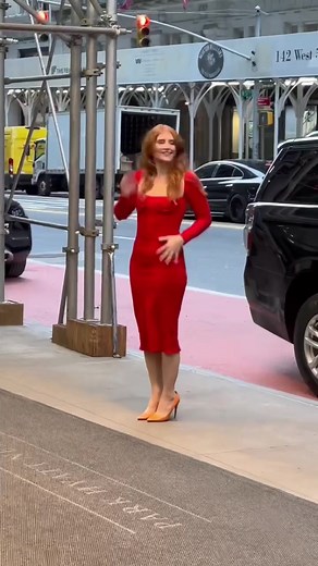 Bryce Dallas Howard Beautiful Street Style in New York City