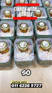 ANTARA DOORGIFT PALING LARIS 2024. TINBOX WITH HANDLE Tempahan dibuka untuk majlis Ogos - Disember 2024. Untuk info: https://wa.me/60116228972 Kalau nak walk in tengok sample pun boleh, sample saja ya, kita memang tak ada ready stock. 📍Showroom Location: Renown Gift Sdn Bhd Platinum Walk, Setapak KL 🕒 Walk In Timeframe: Monday to Friday: 10:30 am - 5:30 pm 1.00pm - 2.00pm (Lunch Hour) Saturday : By Appointment (Closed on Sundays and public holidays) 📝 Hubungi kami untuk set appointment: https