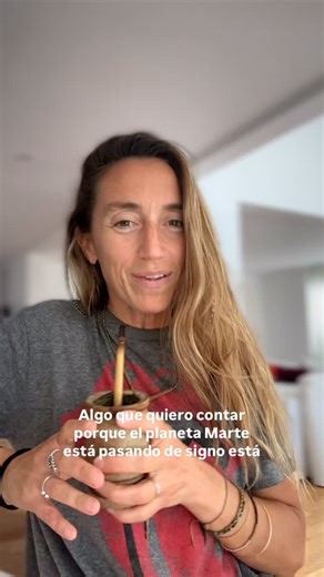 Julia Llovera | Astrología budismo & Yoga on Instagram: "🥊MARTE: cuando el fuego toma forma Marte es un planeta clave cuando está fuerte en una carta: en casas angulares, en el Ascendente, conjunto al Sol, en Aries, en Casa 1, o en personas muy marcianas —arietes, algunos escorpianos—. Ahí la energía se siente. No pasa desapercibida. Marte fuerte avanza primero y pregunta después. Habla más fuerte, entra con el cuerpo, ocupa espacio. Es calor, impulso, reacción inmediata. Es como un toro en un