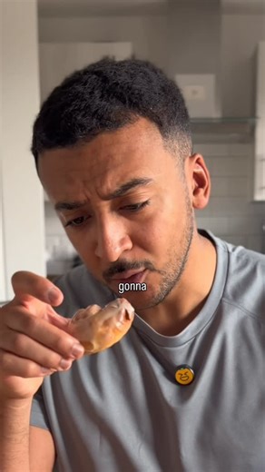 Louis Howard | Online fitness coach on Instagram: "Comment the word “GYST” to join my upcoming fat loss challenge and finally get your shit together for 2026. Right This recipe 👇 Solid 8 out of 10 Would recommend P*ss easy to make High Protein Cinnamon Scrolls Ingredients (makes 2 scrolls) Bakers flour 80 g Vanilla protein powder 1 scoop Greek yoghurt 100 g Light spreadable butter 5 g Philadelphia light cream cheese 25 g Maple flavoured syrup 15 ml Cinnamon To taste Sweetener of choice To taste