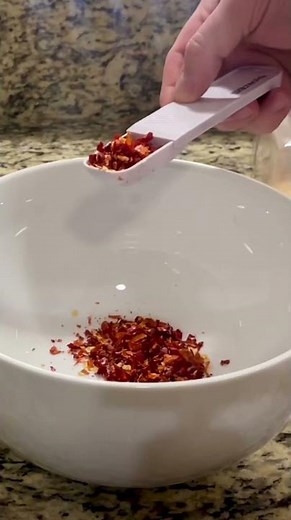How to make Cayenne Pepper Oil // Shorts // Bog Life #gardening #chilipepper #hotpepper #recipe