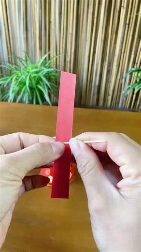 There are red envelopes and paper cups. Come and make a simple, interesting and fun rocking hors