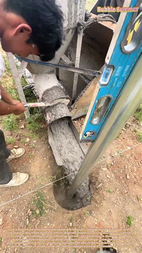 La précision dans la construction : coulage du béton pour les fondations d'une serre