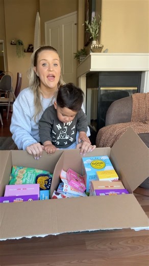 ‎Ashlyn ᢉ𐭩‎ on Instagram: "“WOWWW” Easy to say we are set on snacks! 🤍 #thrivemarketpartner #snacks #snackhaul #groceryhaul #tastetest #healthysnacks #toddlersnacks #goodingredientoptions #momsoftiktok #grocerysavings #healthyliving @thrivemarket"