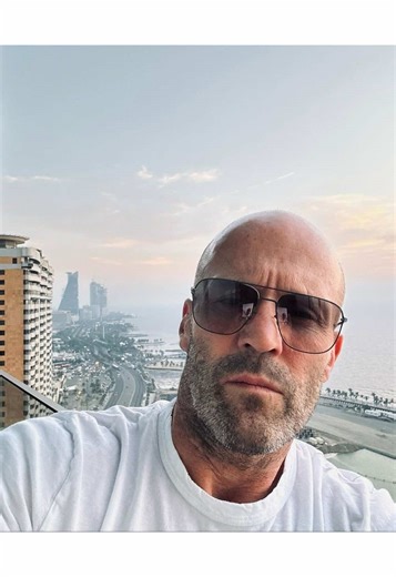 你每天都会与这些设施擦肩而过，却很少停下来思考它们正在悄悄完成的工作 👀 在许多城市中，智能街道系统已经成为基础设施的一部分。白天，它们通过太阳能装置收集能量；夜晚，这些能量被用来点亮道路、公交站台以及行人通道，全程无需人工干预。 夜色降临后，系统会依据周围环境的变化自动调节亮度。当附近缺少行人或车辆时，照明强度会降低，以此减少不必要的能源消耗，同时也帮助城市节省运行开支。 在人流较多的区域，这项技术的优势更加明显。白天储存的能量，足以支撑夜间的公共照明、信息显示屏以及各类指示设施。系统设计简洁，维护需求低，非常适合长期稳定使用。 有意思的是，大多数人几乎察觉不到这些变化。在他们看来，只是灯光亮起、屏幕启动，一切显得理所当然。然而在看不见的地方，一整套智能系统正在安静运转，让城市变得更加高效、安宁与舒适。 未来未必充满强烈的科技感。 它更可能以这种低调的方式，慢慢融入我们的日常生活之中。 #рекомендации #новости