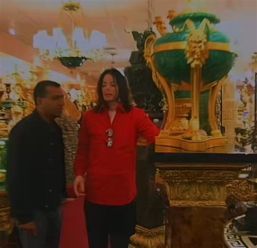 When Michael Jackson went shopping in Vegas, he almost bought the entire store 😭 He just pointed at whatever he liked without checking the price tags.