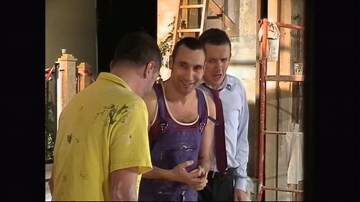 Petit souvenir vidéo d’un ami en coulisses pendant un fou rire général. Vivement que les théâtres rouvrent pour revivre ces moments magiques de partage et de rires. 😂❤️ | Dany Boon