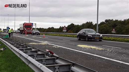 26K views · 55 reactions | Op de A73 is donderdagochtend een flinke file ontstaan nadat een vrachtwagen enkele dozen friet verloor. Meer op 112brabant.nl | 112Brabant | Facebook