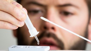 Comment faire un autotest à un enfant? Les conseils d’un pharmacien en vidéo