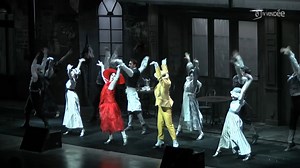 💃🕺🎭 Le Puy du Fou lève le voile sur le mime et l’étoile Le parc d’attraction propose un tout nouveau spectacle, le mime et l’étoile. 120 personnages sur scène dont trois acteurs principaux. Le mime, Mimoza, l’étoile, Garance, et le réalisateur, Gérard Bideau. L’intrigue se déroule en 1914 et le cinéaste est convaincu de pouvoir créer un film parlant et en couleur grâce à l’amour sincère et réciproque de ses artistes. @puydufou | TV Vendée