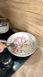 44K views · 1.2K reactions | Genovese fujuta, la finta genovese Ingredienti per 2 persone 200 g di pasta corta 2 cipolle ramate medie 130 g di lardo o strutto 50 g di pecorino romano 1 cucchiaio di olio evo 1 bicchiere di vino bianco secco Sale q.b. Pepe q.b. | Carlo Gaiano | Facebook